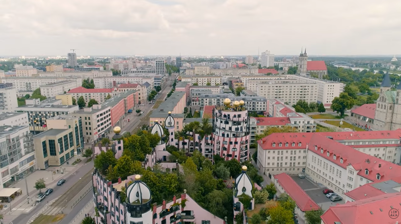 Luftaufnahme von Magdeburg mit der Grünen Zitadelle – Klick zum Abspielen des Videos